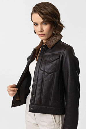 Kahve İris Kolları ve Beden İçi Kuzu Kürkü Kadın Mont