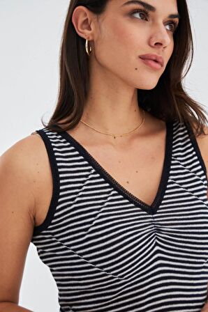 Peraluna İnce Çizgili V Yaka Kadın Triko Atlet Lacivert/Beyaz