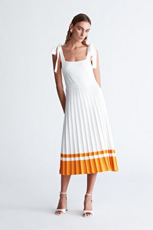 Styleboom X Peraluna KELLY DRESS Askılı Bağlama Detaylı Rahat Kesim Midi Boy Yazlık Kadın Triko Elbise Ekru