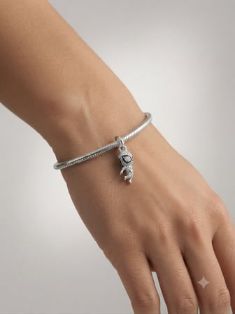 Kadın Uçan Spıderman Temalı Gümüş Charm