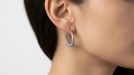 Kadın Desenli Halka Model Silver Renk Gümüş Küpe