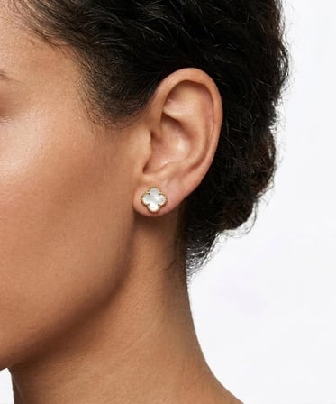 Kadın Gold Renk Beyaz Taş Detay Yonca Model Gümüş Küpe