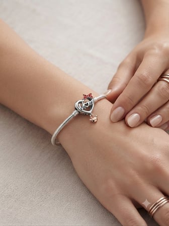 Kadın 'Anne ve Sevgi' Yazılı Kalp Model Sallantılı Gümüş Charm