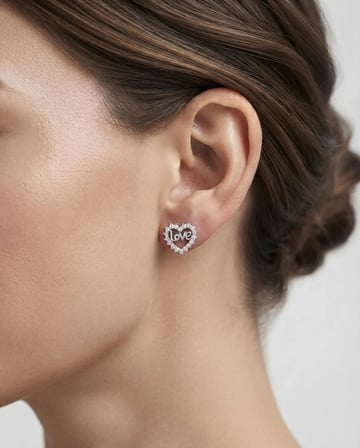 Kadın Kalp Model ''Aşk ''Yazılı Taşlı Gümüş Küpe