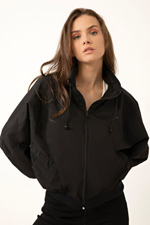 Kadın Dik Yaka Su ve Rüzgar Geçirmez Oversize Crop Mevsimlik Yağmurluk Rüzgarlık