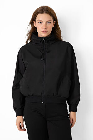 Spor Kadın Dik Yaka Su ve Rüzgar Geçirmez Oversize Crop Mevsimlik Yağmurluk Rüzgarlık