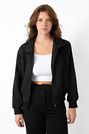 Spor Kadın Dik Yaka Su ve Rüzgar Geçirmez Oversize Crop Mevsimlik Yağmurluk Rüzgarlık