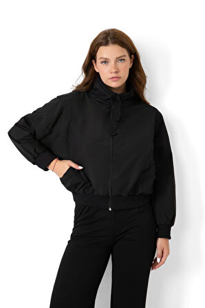 Spor Kadın Dik Yaka Su ve Rüzgar Geçirmez Oversize Crop Mevsimlik Yağmurluk Rüzgarlık