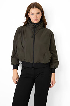 Spor Kadın Dik Yaka Su ve Rüzgar Geçirmez Oversize Crop Mevsimlik Yağmurluk Rüzgarlık