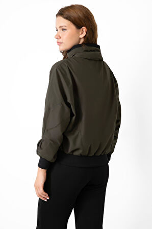 Spor Kadın Dik Yaka Su ve Rüzgar Geçirmez Oversize Crop Mevsimlik Yağmurluk Rüzgarlık