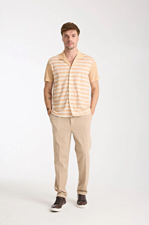 Hardal Beyaz Çizgili Erkek Kısa Kollu Yazlık Gömlek – Düğmeli, Açık Yaka, Rahat Kalıp