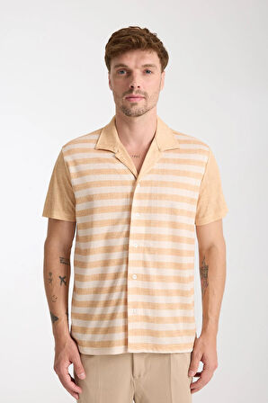 Hardal Beyaz Çizgili Erkek Kısa Kollu Yazlık Gömlek – Düğmeli, Açık Yaka, Rahat Kalıp