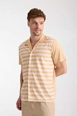 Hardal Beyaz Çizgili Erkek Kısa Kollu Yazlık Gömlek – Düğmeli, Açık Yaka, Rahat Kalıp