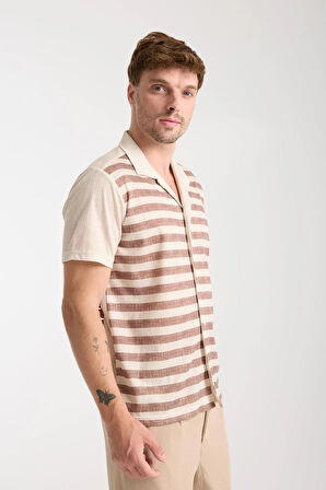 Kahverengi Beyaz Çizgili Erkek Kısa Kollu Yazlık Gömlek – Düğmeli, Açık Yaka, Rahat Kalıp