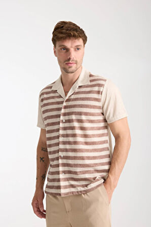 Kahverengi Beyaz Çizgili Erkek Kısa Kollu Yazlık Gömlek – Düğmeli, Açık Yaka, Rahat Kalıp