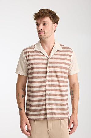 Kahverengi Beyaz Çizgili Erkek Kısa Kollu Yazlık Gömlek – Düğmeli, Açık Yaka, Rahat Kalıp