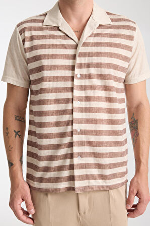 Kahverengi Beyaz Çizgili Erkek Kısa Kollu Yazlık Gömlek – Düğmeli, Açık Yaka, Rahat Kalıp