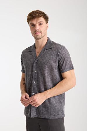 Siyah Erkek Kısa Kollu Yazlık Gömlek – Düğmeli, Açık Yaka, Rahat Kalıp