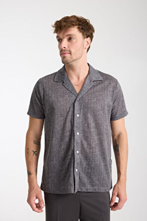 Siyah Erkek Kısa Kollu Yazlık Gömlek – Düğmeli, Açık Yaka, Rahat Kalıp