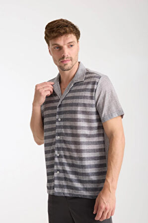 Gri Çizgili Erkek Kısa Kollu Yazlık Gömlek – Düğmeli, Açık Yaka, Rahat Kalıp