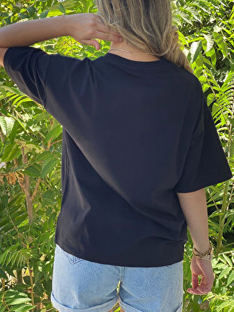 Kadın Siyah Baskılı Oversize Tişört – Hindistan Cevizi Desenli, Pamuklu Rahat Kalıp