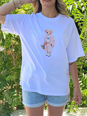 Kadın Beyaz Baskılı Oversize Tişört – Pembe Pantolonlu Ayı Desenli , Pamuklu Rahat Kalıp