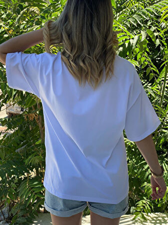 Kadın Beyaz Baskılı Oversize Tişört – Pembe Pantolonlu Ayı Desenli , Pamuklu Rahat Kalıp