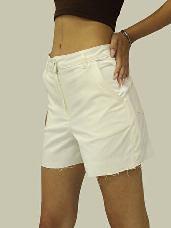 Kadın Beyaz Yüksek Bel Şort - Püsküllü Paça, Arka Cep Detaylı, Kumaş Şort