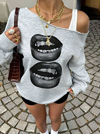 Kadın Gri Oversize Sweatshirt – Baskılı Dudak Desenli, Sokak Stili, Rahat Kesim