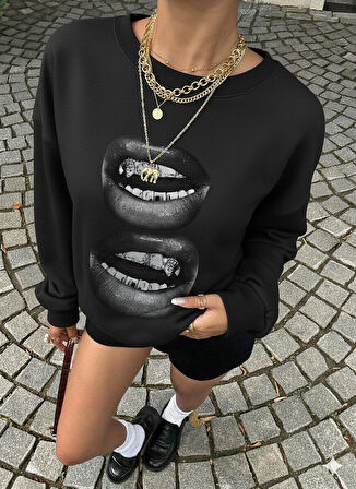 Kadın Siyah Oversize Sweatshirt – Baskılı Dudak Desenli, Sokak Stili, Rahat Kesim