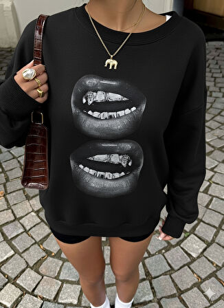 Kadın Siyah Oversize Sweatshirt – Baskılı Dudak Desenli, Sokak Stili, Rahat Kesim