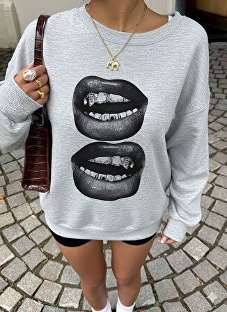 Kadın Gri Oversize Sweatshirt – Baskılı Dudak Desenli, Sokak Stili, Rahat Kesim