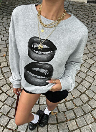 Kadın Gri Oversize Sweatshirt – Baskılı Dudak Desenli, Sokak Stili, Rahat Kesim