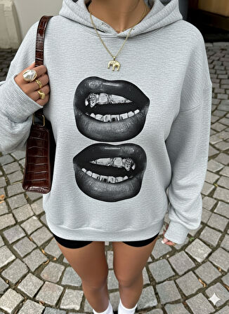 Kadın Gri Oversize Kapüşonlu Sweatshirt – Baskılı Dudak Desenli, Sokak Stili, Rahat Kesim
