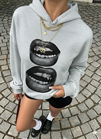 Kadın Gri Oversize Kapüşonlu Sweatshirt – Baskılı Dudak Desenli, Sokak Stili, Rahat Kesim