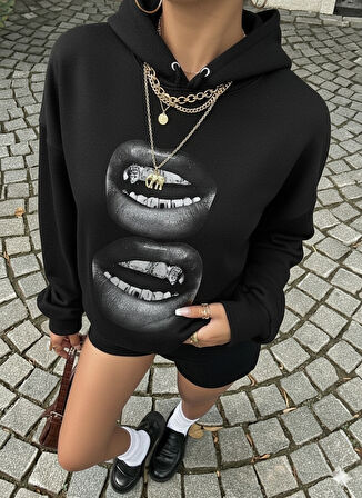 Kadın Siyah Oversize Kapüşonlu Sweatshirt – Baskılı Dudak Desenli, Sokak Stili, Rahat Kesim