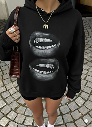 Kadın Siyah Oversize Kapüşonlu Sweatshirt – Baskılı Dudak Desenli, Sokak Stili, Rahat Kesim