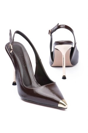 Kadın Stiletto Sivri Burun Metal Burun Detaylı Arkası Açık Topuklu Ayakkabı Violeta Kahverengi