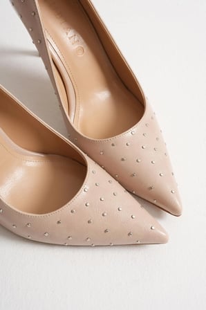Zerina Kadın Bej Metal Aksesuarlı Sivri Burun Yüksek İnce Topuklu Ayakkabı Stiletto (9 CM) 