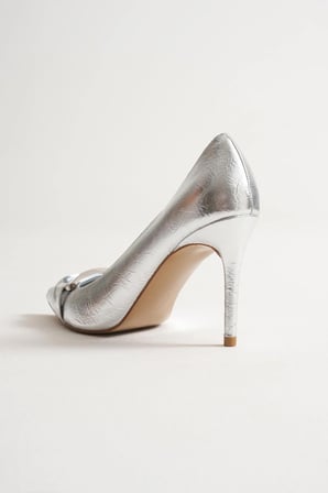 Corine Kadın Gümüş Metal Aksesuarlı Sivri Burun Yüksek İnce Topuklu Ayakkabı Stiletto  (9 CM)