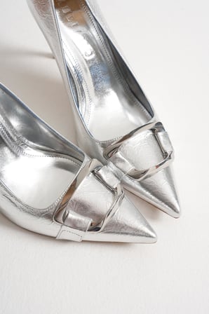 Corine Kadın Gümüş Metal Aksesuarlı Sivri Burun Yüksek İnce Topuklu Ayakkabı Stiletto  (9 CM)