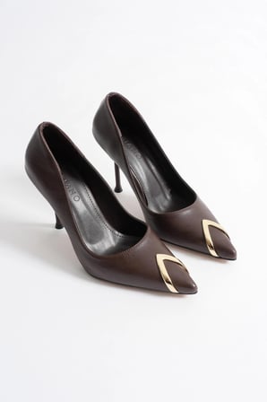 Nivora Kadın Kahve Deri Gold Aksesuarlı Sivri Burun Yüksek İnce Topuklu Ayakkabı Stiletto (9.5 CM) 