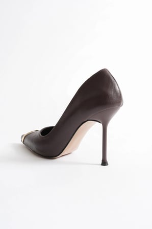 Nivora Kadın Kahve Deri Gold Aksesuarlı Sivri Burun Yüksek İnce Topuklu Ayakkabı Stiletto (9.5 CM) 