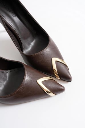 Nivora Kadın Kahve Deri Gold Aksesuarlı Sivri Burun Yüksek İnce Topuklu Ayakkabı Stiletto (9.5 CM) 