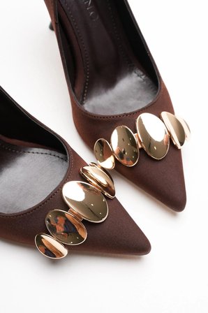 Aveline Kadın Kahve Nubuk Gold Aksesuarlı Sivri Burunlu Yüksek İnce Topuklu Stiletto Ayakkabı (9.5 CM) 