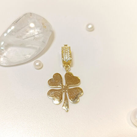 Charm Yonca Kolye 14 Ayar Altın HD VİDEOLU