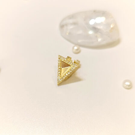 Charm Üçgen Piramit Kolye 14 Ayar Altın HD VİDEOLU