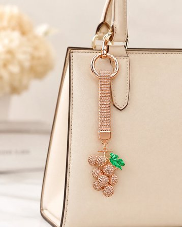 Taşlı Üzüm Figürlü Çanta Charmı ve Anahtarlık – Rose Gold