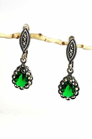 Yeşil zirkon taşlı ve markazit taşı detaylı sallantılı gümüş küpe