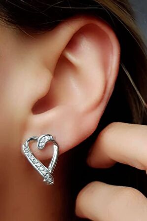 Kalpli zirkon taşlı pırlanta ışıltısında gümüş küpe